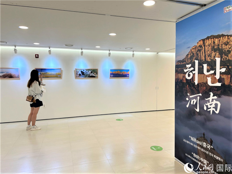 2.民眾參觀“看九曲黃河 聽華夏故事”主題展。人民網(wǎng)記者 馬菲攝