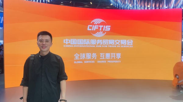 9月2日，梁家僖在國家會(huì)議中心拍照留念。受訪者供圖