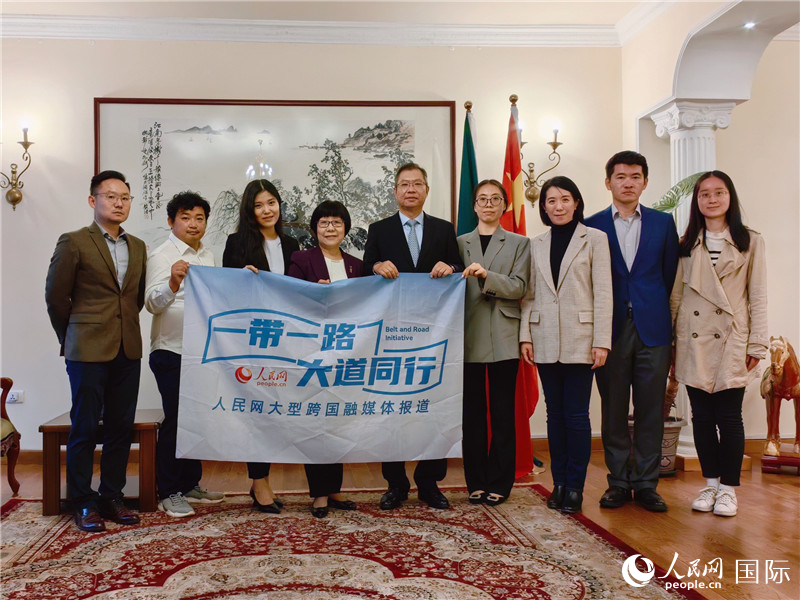 胡長春大使、駐非盟使團工作人員與人民網(wǎng)記者合影。