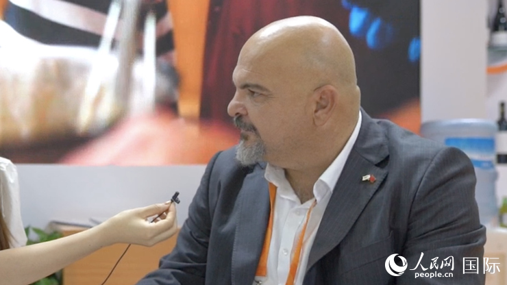 塞浦路斯首席經(jīng)濟(jì)商務(wù)參贊歐陽(yáng)路接受記者采訪。人民網(wǎng) 王禹蘅攝