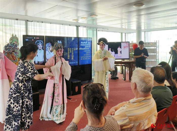 戲迷在昆曲雅集及教學工作坊活動現(xiàn)場體驗昆曲藝術(shù)。人民網(wǎng)記者 尚凱元攝