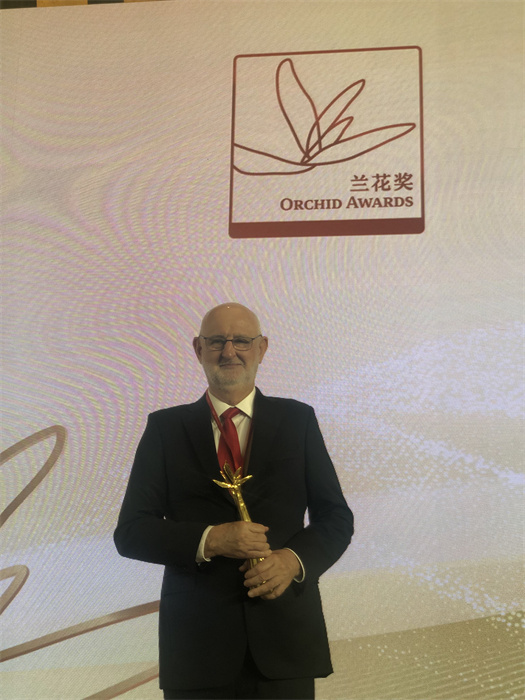 保利諾教授在頒獎典禮現(xiàn)場。 巴西圣保羅州立大學孔子學院供圖。