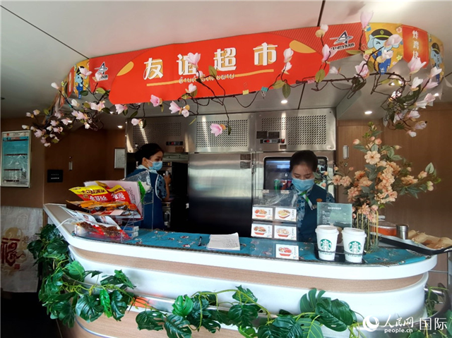 中老鐵路國際旅客列車?yán)锏摹坝颜x超市”。人民網(wǎng) 杜明明攝