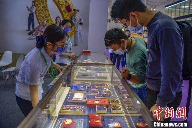 資料圖：民眾選購(gòu)金飾品。駱云飛 攝