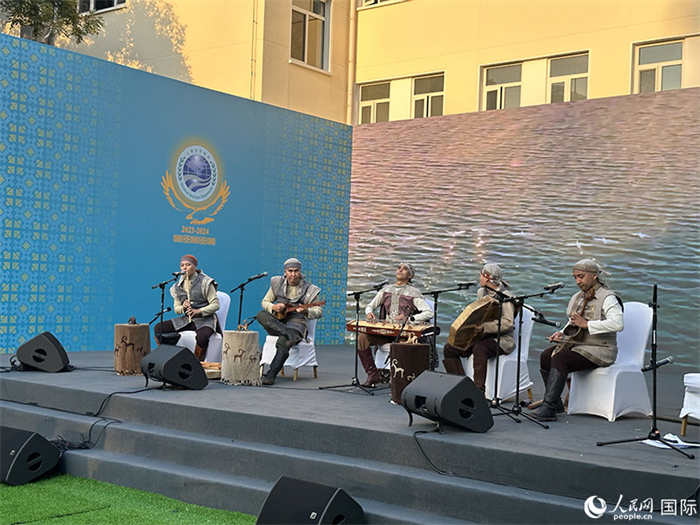 哈薩克斯坦著名音樂組合“圖蘭”樂隊演奏民族音樂。人民網(wǎng) 阿爾達克攝