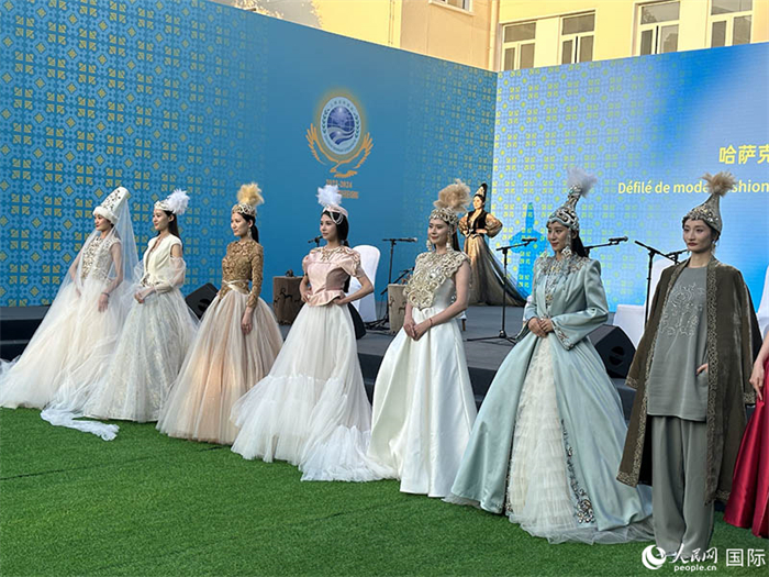 哈薩克斯坦獨立設(shè)計師品牌“Ai-zer”帶來了民族服裝時裝秀。人民網(wǎng) 阿爾達克攝