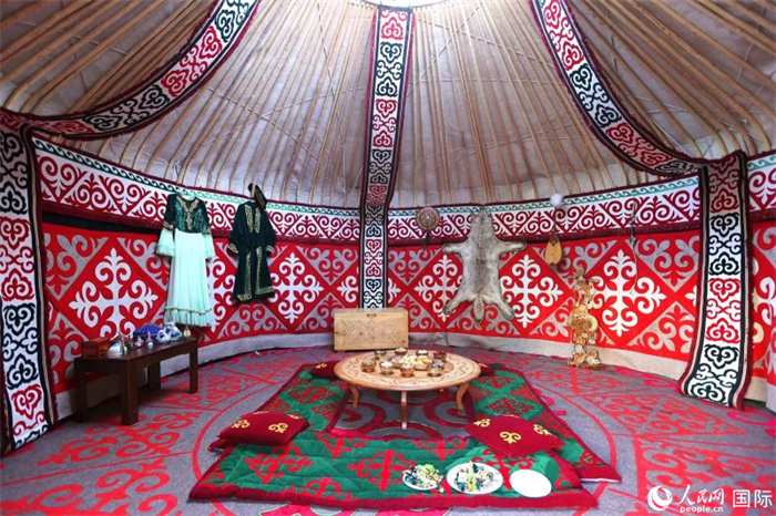 活動現(xiàn)場展示了哈薩克斯坦的氈房。人民網(wǎng)記者 楊倩攝