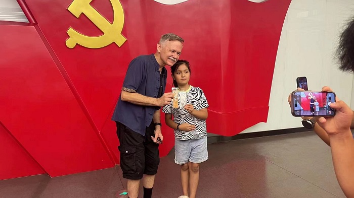 潘維廉和志愿講解員紀(jì)念合影。主辦方供圖