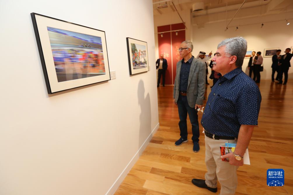 9月18日，人們?cè)诳ㄋ柖喙⒂^“你好，北京”攝影展。新華社記者隋先凱攝