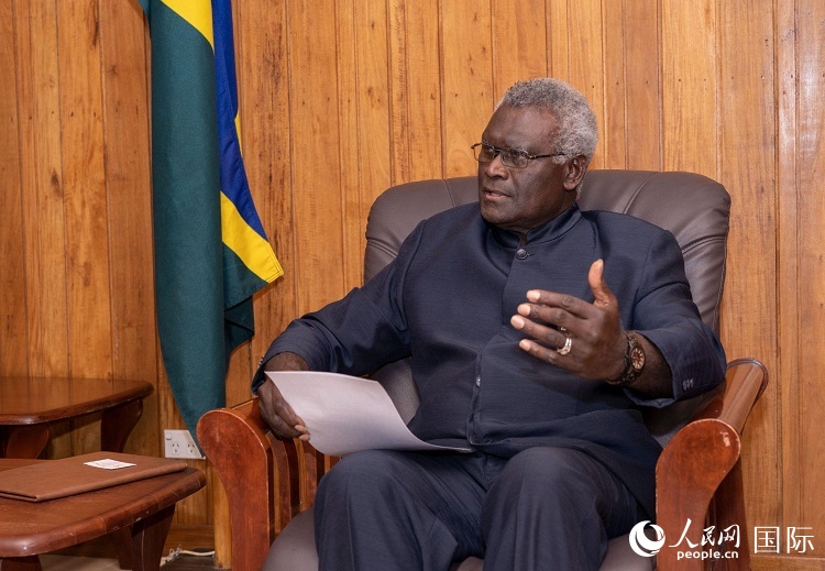 2023年9月14日，所羅門群島總理梅納西·索加瓦雷在首都霍尼亞拉接受人民網(wǎng)記者專訪。（人民網(wǎng) 賀吉攝影 ）