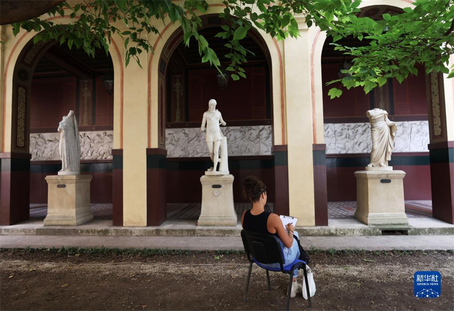 9月17日，在法國巴黎國立高等美術(shù)學(xué)院舉行的歐洲遺產(chǎn)日活動上，參觀者參與繪畫創(chuàng)作和體驗。新華社記者 高靜 攝