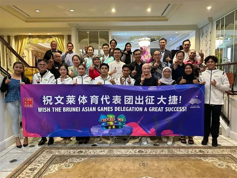 肖建國大使同參加歡送儀式的文方嘉賓、代表團成員等合影留念。圖片由使館提供