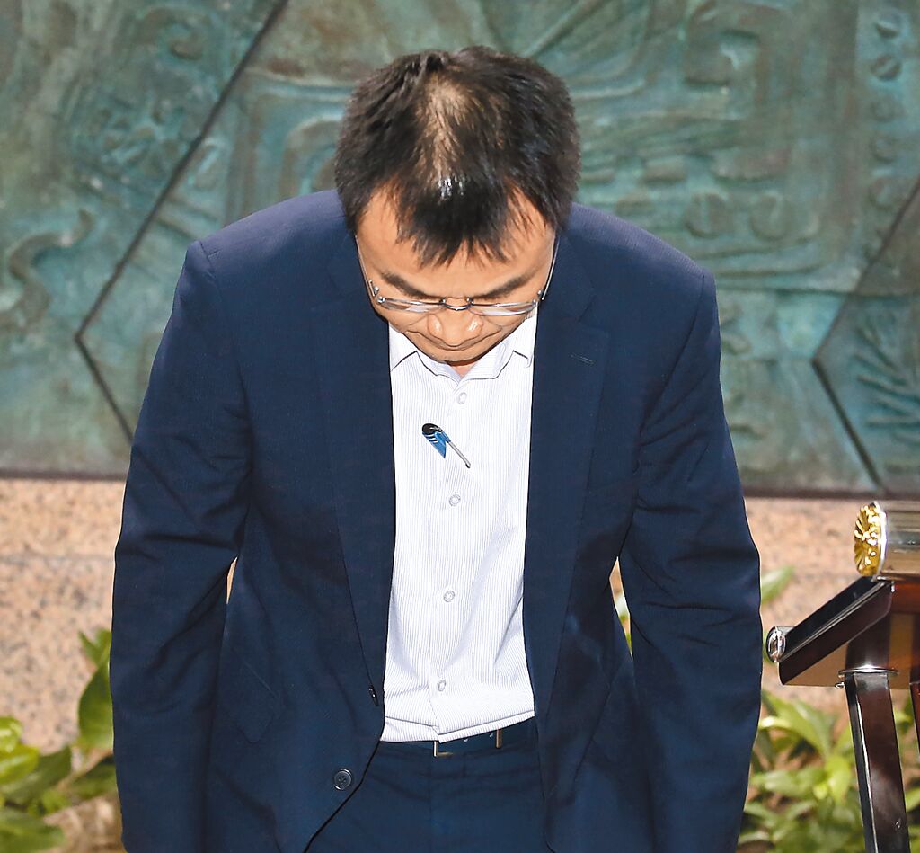 臺農業(yè)部門負責人陳吉仲19日傍晚舉行記者會說明項目進口雞蛋議題，當日晚間8點在臉書上宣布辭職。 圖片來源：臺灣“中時新聞網”