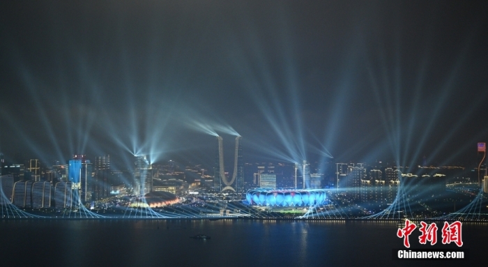 9月23日，杭州第19屆亞運(yùn)會(huì)開(kāi)幕式在浙江杭州奧體中心體育場(chǎng)舉行。圖為璀璨燈光秀點(diǎn)亮錢塘江夜空。<a target='_blank' href='/'><p  align=