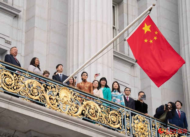 當(dāng)?shù)貢r(shí)間9月29日，中國(guó)駐舊金山總領(lǐng)事張建敏與舊金山市長(zhǎng)倫敦·布理德一起在舊金山市政廳陽(yáng)臺(tái)升起中國(guó)國(guó)旗，慶祝中華人民共和國(guó)成立74周年。人民網(wǎng)記者 鄧圩攝