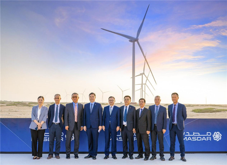 中方建設(shè)者在風(fēng)電場合影。中國電建供圖