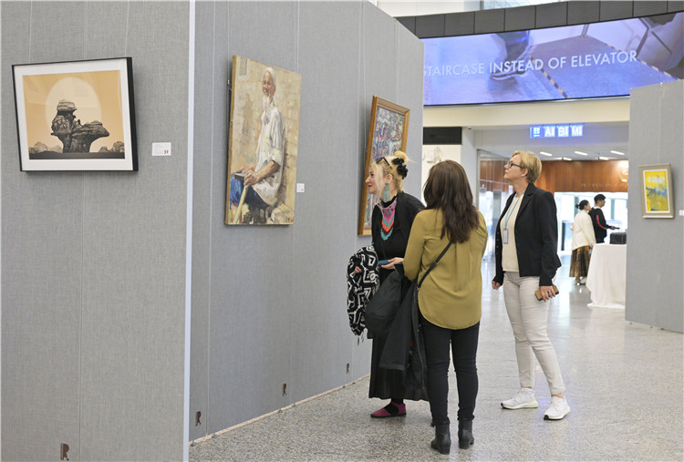 各國外交官在在欣賞中國藝術(shù)家作品。中國常駐維也納代表團供圖