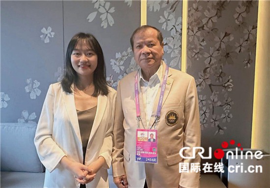 　　△柬埔寨國家奧委會主席、柬埔寨亞運代表團(tuán)團(tuán)長唐坤（右）接受記者采訪