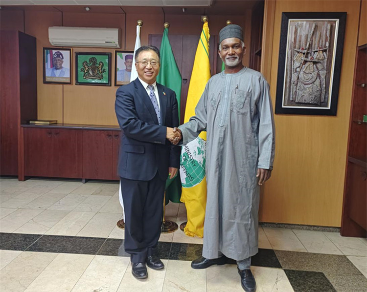 駐尼日利亞大使崔建春（左）會(huì)見尼外長(zhǎng)圖加爾。駐尼使館供圖