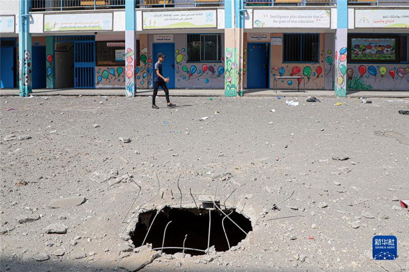 這是10月8日在加沙城一所學(xué)校拍攝的以色列空襲對(duì)地面造成的破壞。新華社發(fā)（里澤克·阿卜杜勒賈瓦德攝）