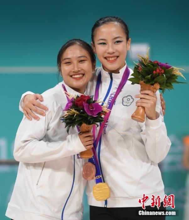 10月7日，杭州第19屆亞運(yùn)會(huì)輪滑項(xiàng)目女子花樣輪滑單人滑長(zhǎng)節(jié)目決賽在錢塘輪滑中心舉行。結(jié)合短節(jié)目決賽成績(jī)，中國(guó)臺(tái)北選手洪筱晴(左)以94.38分的總成績(jī)奪得女子花樣輪滑單人滑冠軍，中國(guó)臺(tái)北選手張致如(右)獲得季軍。<a target='_blank' href='/'><p  align=