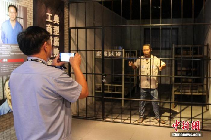 資料圖：2015年10月，海南省公安廳組織黨員干部前往反腐倡廉警示教育基地參觀受教。洪堅鵬 攝