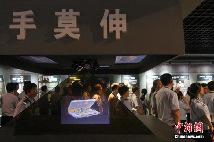 資料圖：2015年10月，海南省公安廳組織黨員干部前往反腐倡廉警示教育基地參觀受教。洪堅鵬 攝