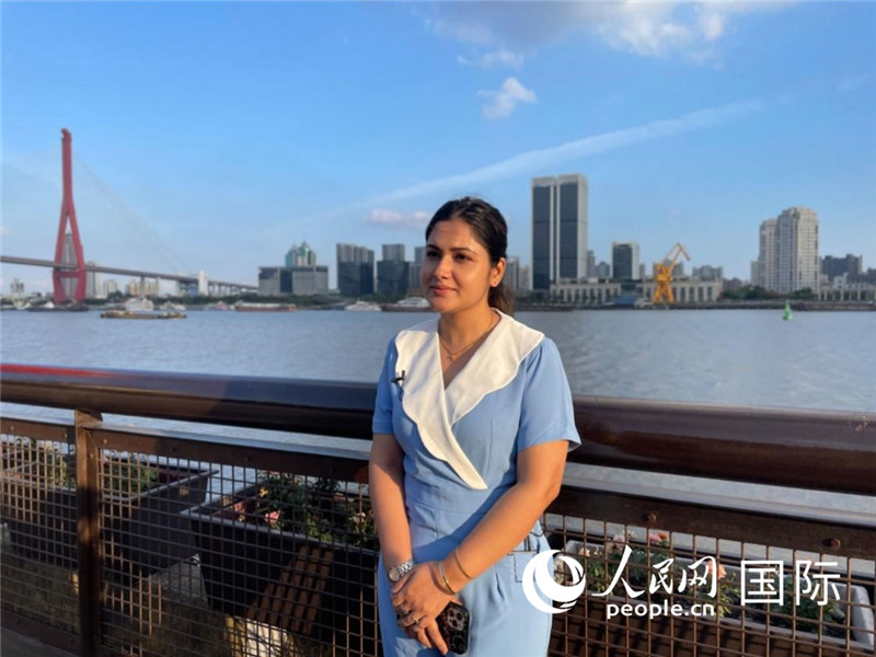 孟加拉國(guó)Channel24電視頻道主持人伊斯拉特·阿敏在上海市楊浦濱江接受采訪。 人民網(wǎng)記者 張榮攝