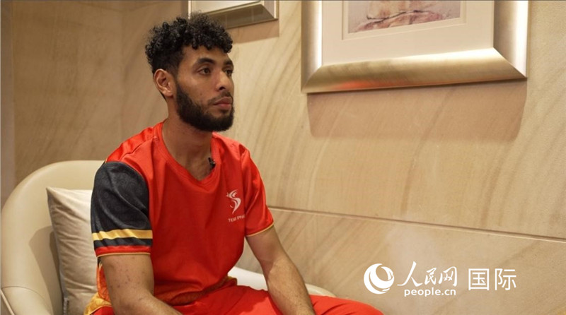 巴布亞新幾內(nèi)亞乒乓球國(guó)家隊(duì)隊(duì)員杰弗瑞·羅伊接受采訪。 人民網(wǎng) 彭昱凱攝