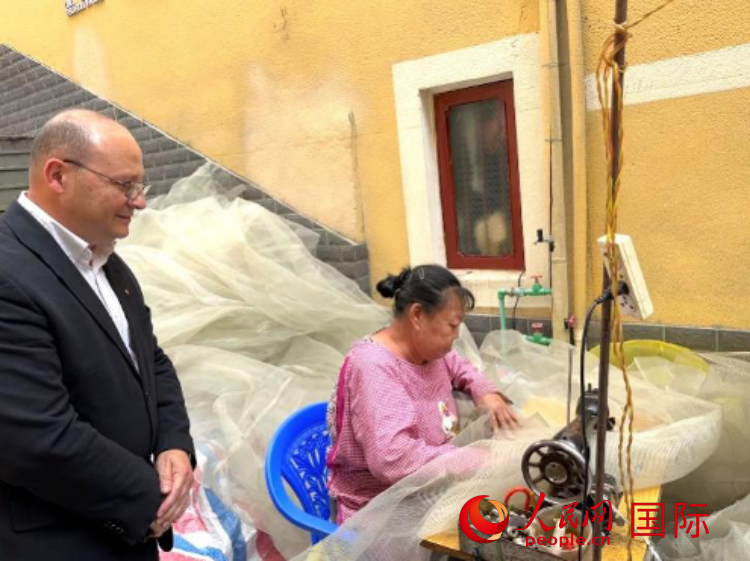 馬耳他瑪格麗特中學(xué)“中國角”教師馬丁·阿佐帕迪在福建省寧德市下歧村參觀。人民網(wǎng)記者 周雨攝