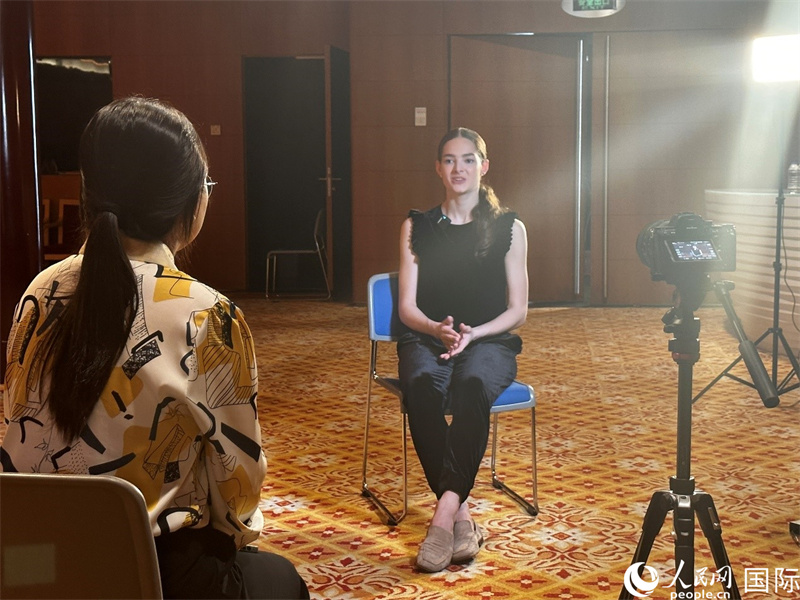 莫斯科大劇院芭蕾舞團(tuán)首席舞者埃莉奧諾拉·塞弗納德接受人民網(wǎng)記者專訪。人民網(wǎng)記者 申佳平攝