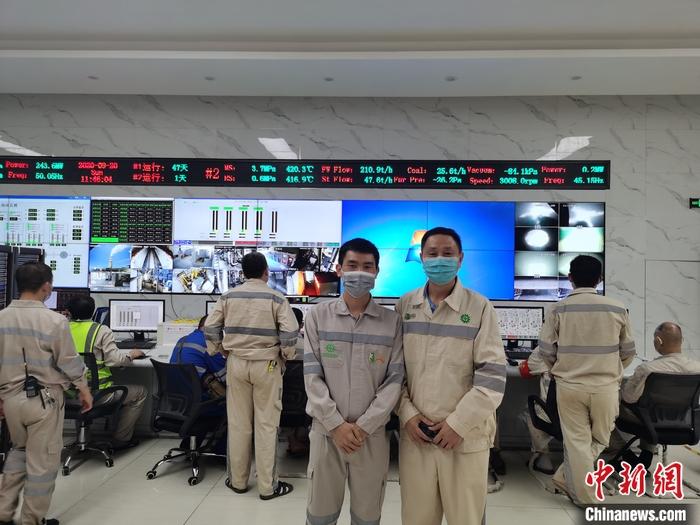 圖為張歡國(右)和青山項(xiàng)目中方負(fù)責(zé)人的控制室合影。 受訪者供圖