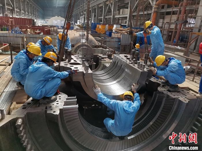 圖為青山緯達(dá)貝園區(qū)汽輪機(jī)機(jī)組在進(jìn)行現(xiàn)場安裝。 受訪者供圖