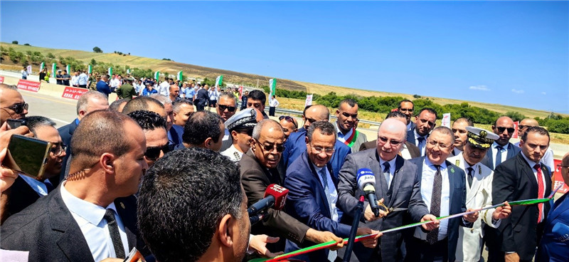 2023年8月12日，阿爾及利亞總理阿卜杜拉赫曼（前右四）參加阿爾及利亞東西高速公路東標(biāo)段主線84公里段通車儀式。中信建設(shè)供圖