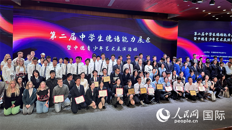 現(xiàn)場學(xué)生與嘉賓合影。（攝影：張麗鷗）