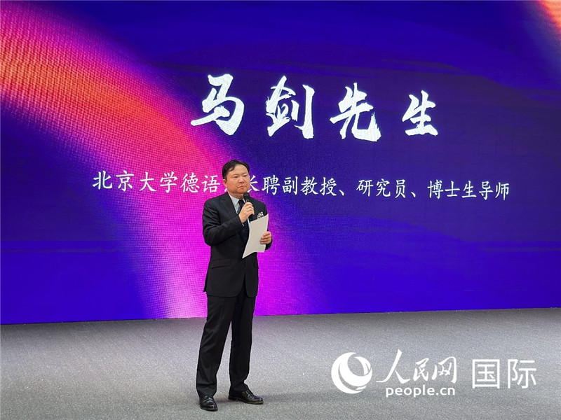 北京大學(xué)德語系長聘副教授馬劍點評學(xué)生表現(xiàn)。（攝影：張麗鷗）