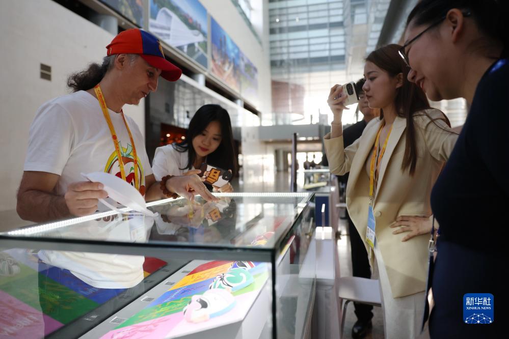 10月16日，參會(huì)記者在“一帶一路”國(guó)際合作高峰論壇新聞中心參觀展示的中國(guó)非物質(zhì)文化遺產(chǎn)展品。新華社記者 陳斌 攝