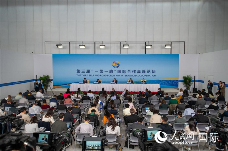 10月16日，第三屆“一帶一路”國際合作高峰論壇新聞中心在北京國家會議中心舉行首場吹風(fēng)會，邀請自然資源部國際合作司和相關(guān)單位負(fù)責(zé)人介紹有關(guān)情況，并回答記者提問。人民網(wǎng)記者 翁奇羽攝