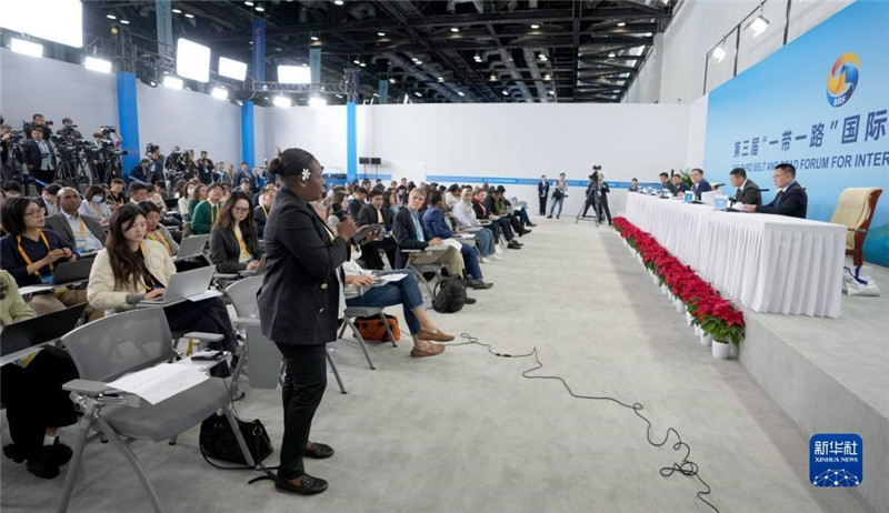 10月16日，第三屆“一帶一路”國際合作高峰論壇新聞中心在北京國家會議中心舉行首場吹風(fēng)會，邀請自然資源部國際合作司和相關(guān)單位負(fù)責(zé)人介紹有關(guān)情況，并回答記者提問。新華社記者 王毓國攝