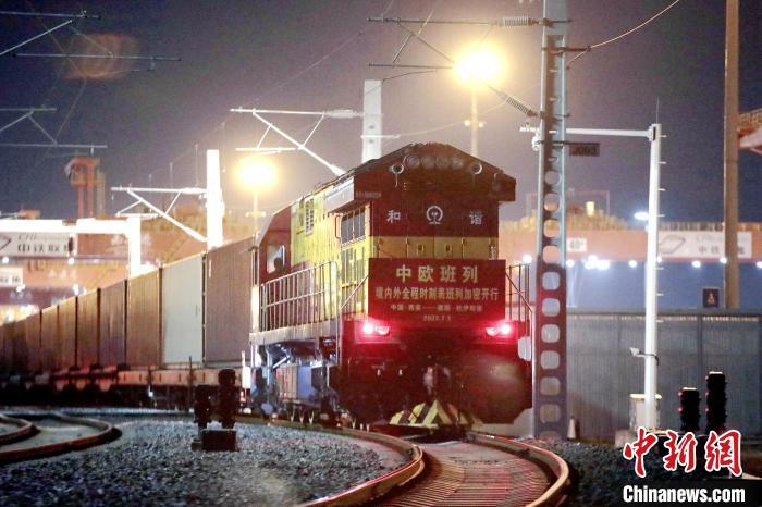 圖為中歐班列整裝待發(fā)?！＄姾擦?攝