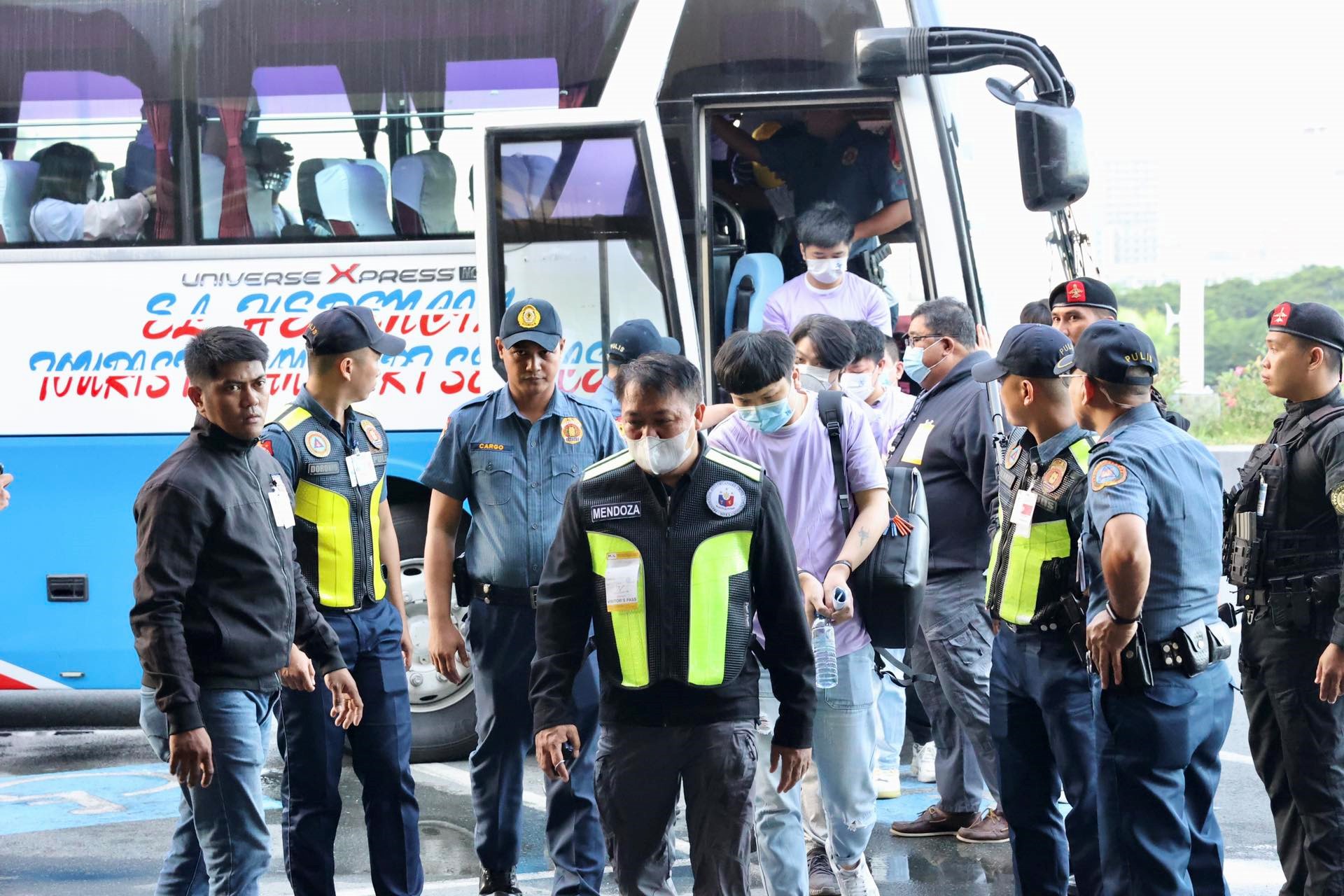 中菲兩國(guó)執(zhí)法部門(mén)合作遣返在菲從事離岸博彩的中國(guó)公民。中國(guó)駐菲律賓使館供圖