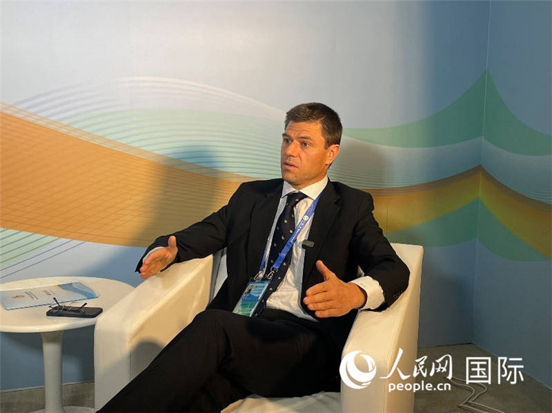 葡中工商會秘書長伯納德?門迪亞接受采訪。 人民網記者 張榮攝