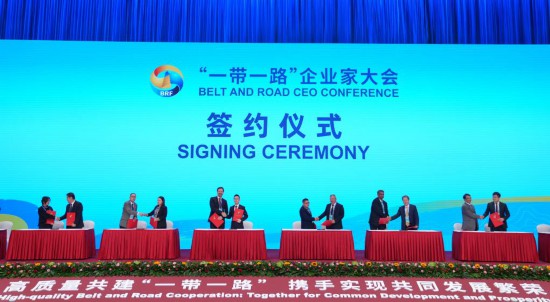　　這是10月17日拍攝的簽約儀式現(xiàn)場(chǎng)。當(dāng)日，“一帶一路”企業(yè)家大會(huì)在北京召開(kāi)。（新華社記者王毓國(guó)攝）