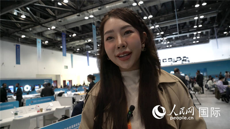 泰國TOPNEWS電視臺主播蓬薩婉?乍如潘（Phonsawan Jarupan）與記者交談。人民網(wǎng) 楊春燕攝