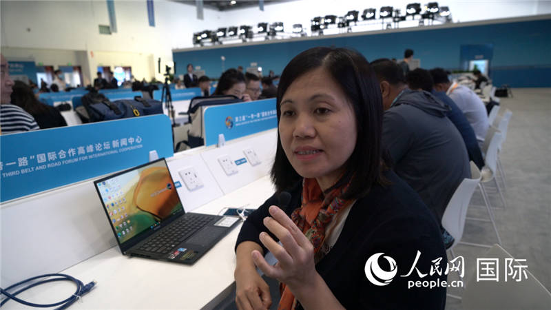 越南之聲廣播電臺記者胡鴻行（音譯，H? H?ng H?nh）與記者交談。人民網(wǎng) 楊春燕攝