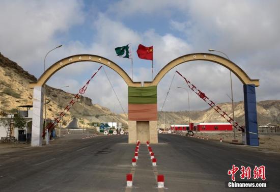 5月5日，瓜達爾港出入口的拱門。瓜達爾港是阿拉伯海沿岸的一座天然不凍良港，也是中巴經(jīng)濟走廊的南端起點。中國公司自2013年開始取得瓜達爾港的運營權(quán)，目前各項工作逐步展開。盡管自然條件差、物資匱乏，但瓜達爾卻有著重要的地理位置。瓜達爾是巴基斯坦通往波斯灣和阿拉伯海的大門，距離霍爾木茲海峽僅400公里。作為一帶一路有益補充的中巴經(jīng)濟走廊經(jīng)濟構(gòu)架的確立，使位于巴基斯坦最南端的瓜達爾港成為中巴經(jīng)濟走廊的一個重要出?？凇?lt;a target='_blank' href='/'><p  align=