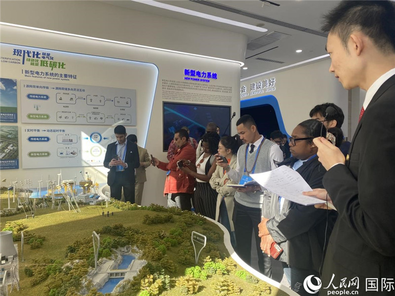 2023“一帶一路”媒體合作論壇聯(lián)合采訪團(tuán)參訪中國(guó)能建。人民網(wǎng)記者 于洋攝