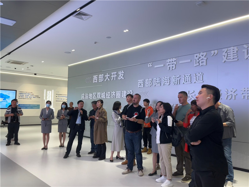 （成都國際鐵路港展廳，中外記者邊聽邊記，了解成都國際鐵路港運行情況 趙橙涔攝