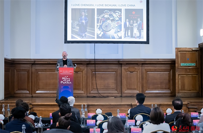 英國群英創(chuàng)意全球首席執(zhí)行官杰米·撒杰特在現(xiàn)場發(fā)言，分享如何進一步提升四川旅游的國際影響力、吸引更多的英國游客。人民網 郭錦標攝