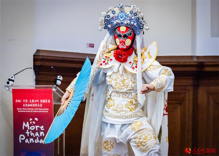 川劇絕活變臉表演。人民網 郭錦標攝